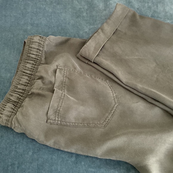 Khaki green gathered drawstring waist pant with cargo style front pockets - Picture 2 of 3